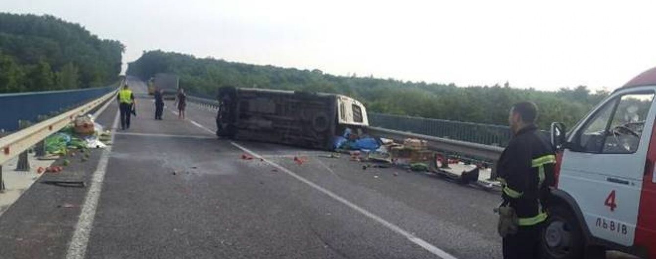 На Львівщині мікроавтобус влетів на швидкості у вантажівку, є загиблі