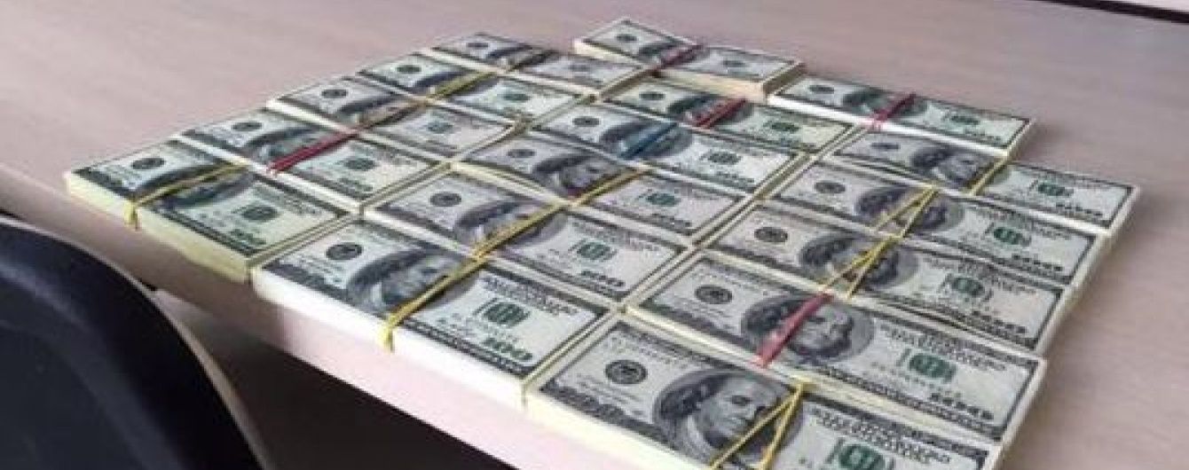 Антикорупційне агентство в'їхало до розгромленого приміщення без інтернету і телефонів