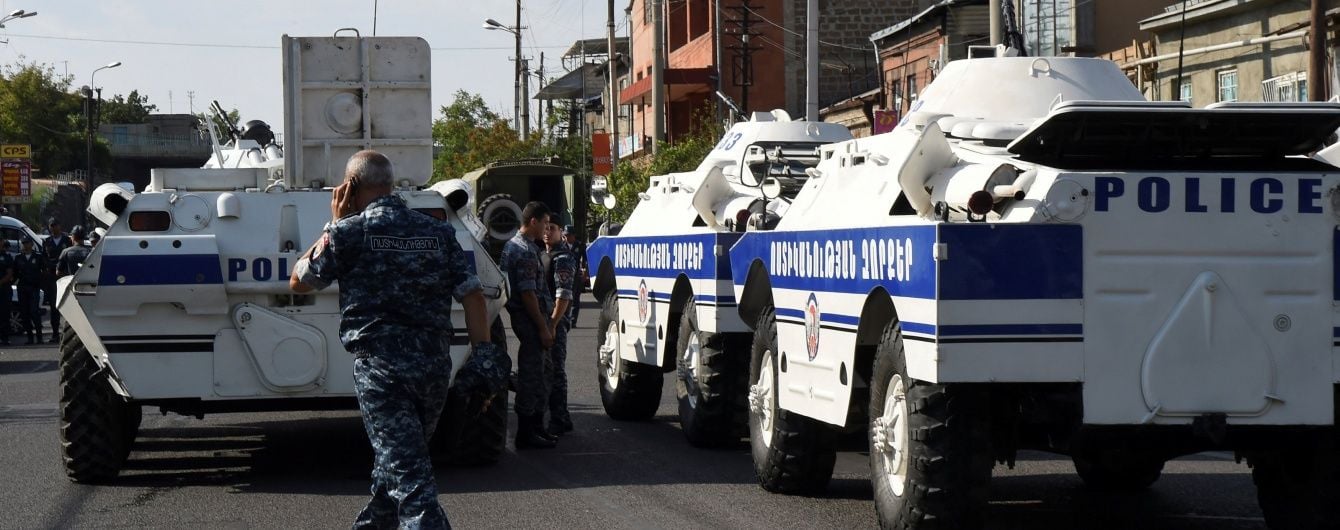 В Єревані поблизу захопленого відділка поліції лунають вибухи - ЗМІ