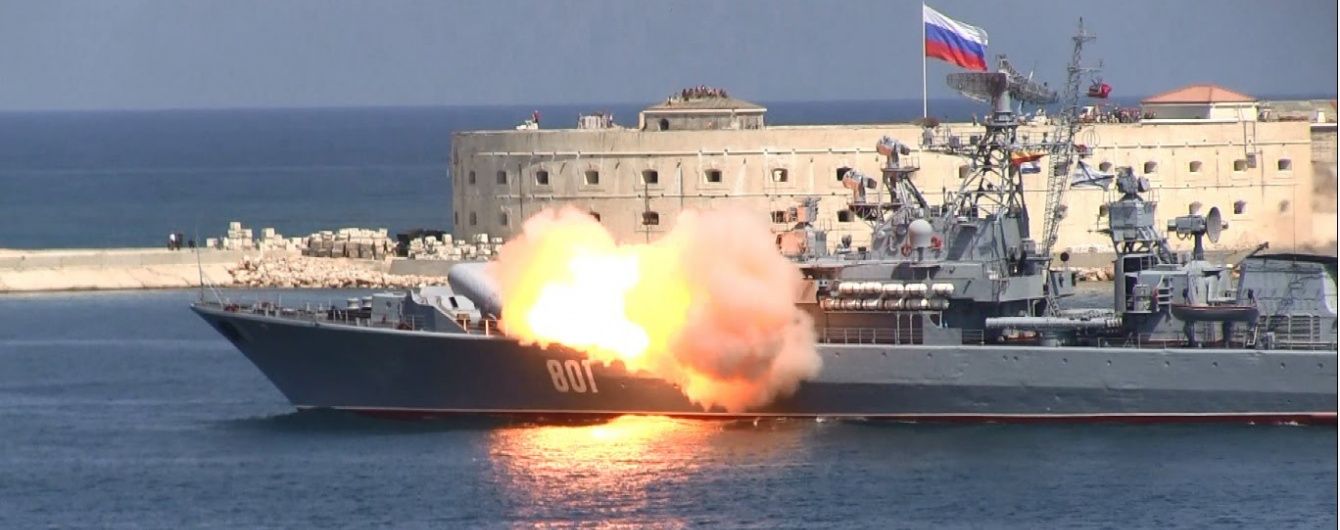 У Криму Росія відзначила День ВМФ артилерійським вогнем і вальсом буксирів