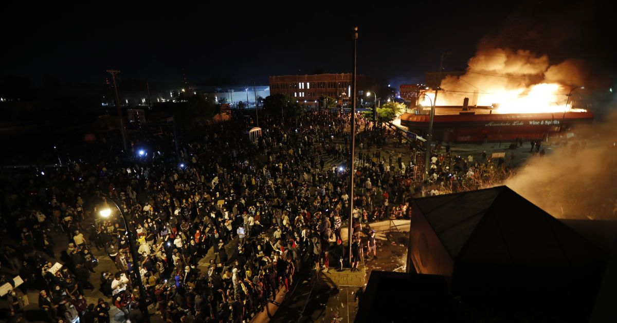 У Міннеаполісі через протести ввели комендантську годину, в окрузі оголосили надзвичайний стан