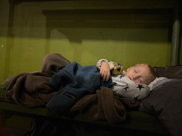 Сын Юлии Кириенко-Мериновой спит в укрытии во время атаки на Киев 22 октября. Фото: Юлии Кириенко-Мериновой. / © соцмережі