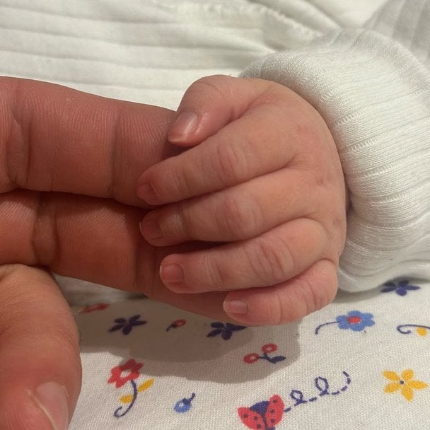 Євген Синельников з новонародженою донькою / © instagram.com/synelnykov_yevgen