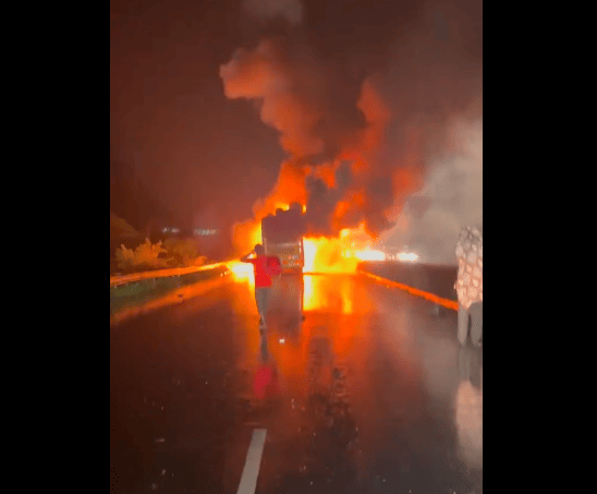 В Індії загорівся автобус із пасажирами всередині / © Daily Mail