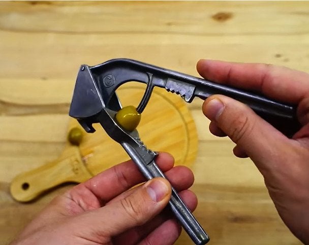 Часникодавка для видалення кісточок// фото: crafthandmade