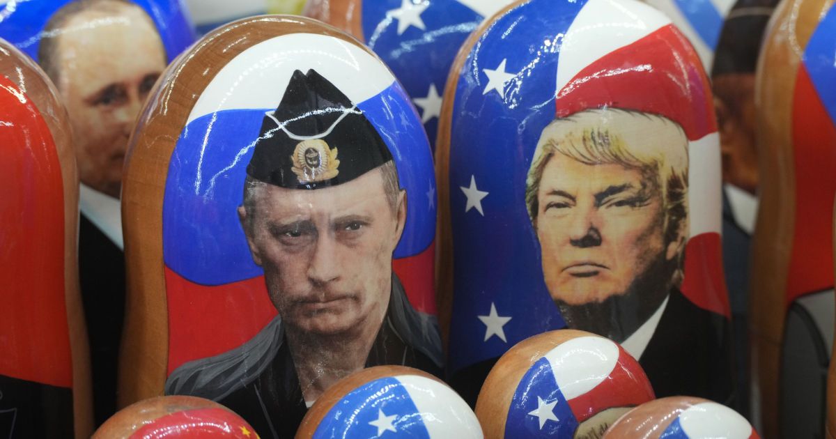Фігурки Володимира Путіна і Дональда Трампа.