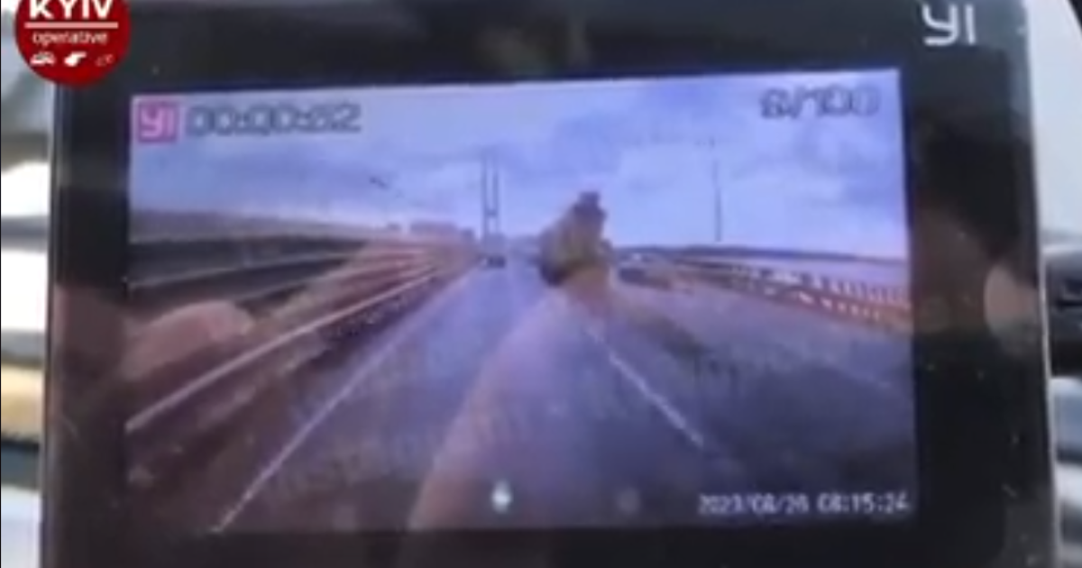 На Південному мосту у Києві бетономішалка зачепила дві автівки: з'явилося відео