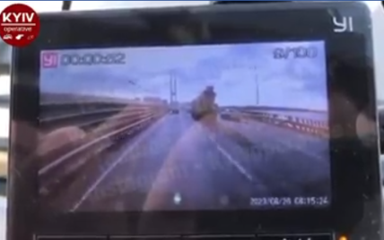 На Южном мосту в Киеве бетономешалка зацепила два автомобиля: появилось видео