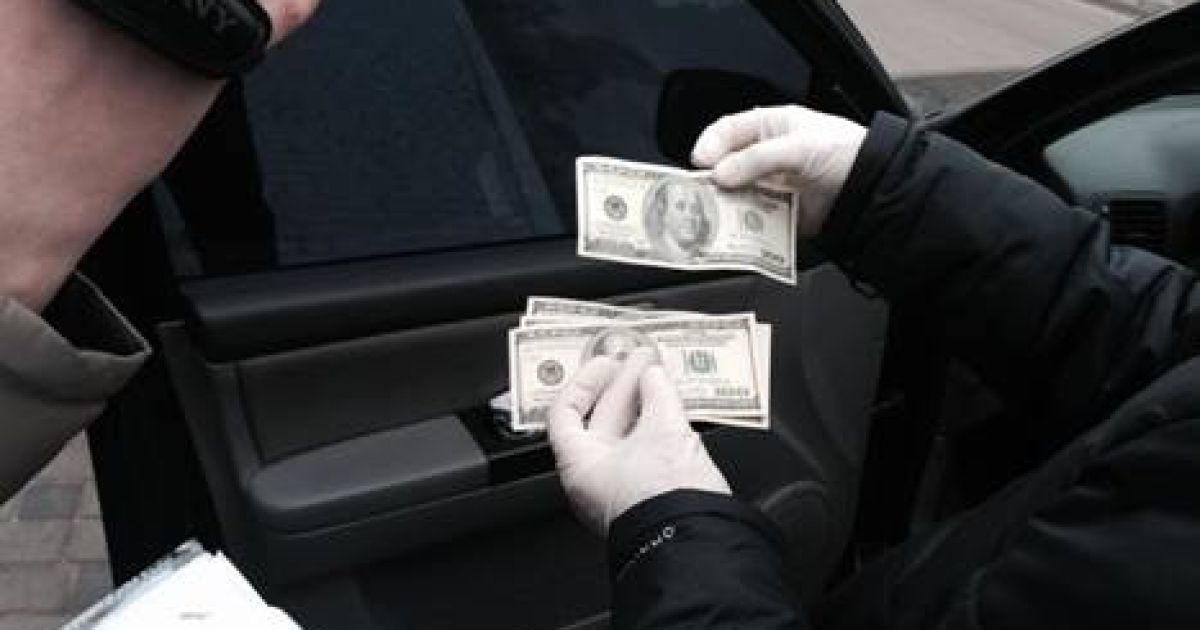 На Волыни СБУ и прокуратура поймали "на горячем" силовика-вымогателя