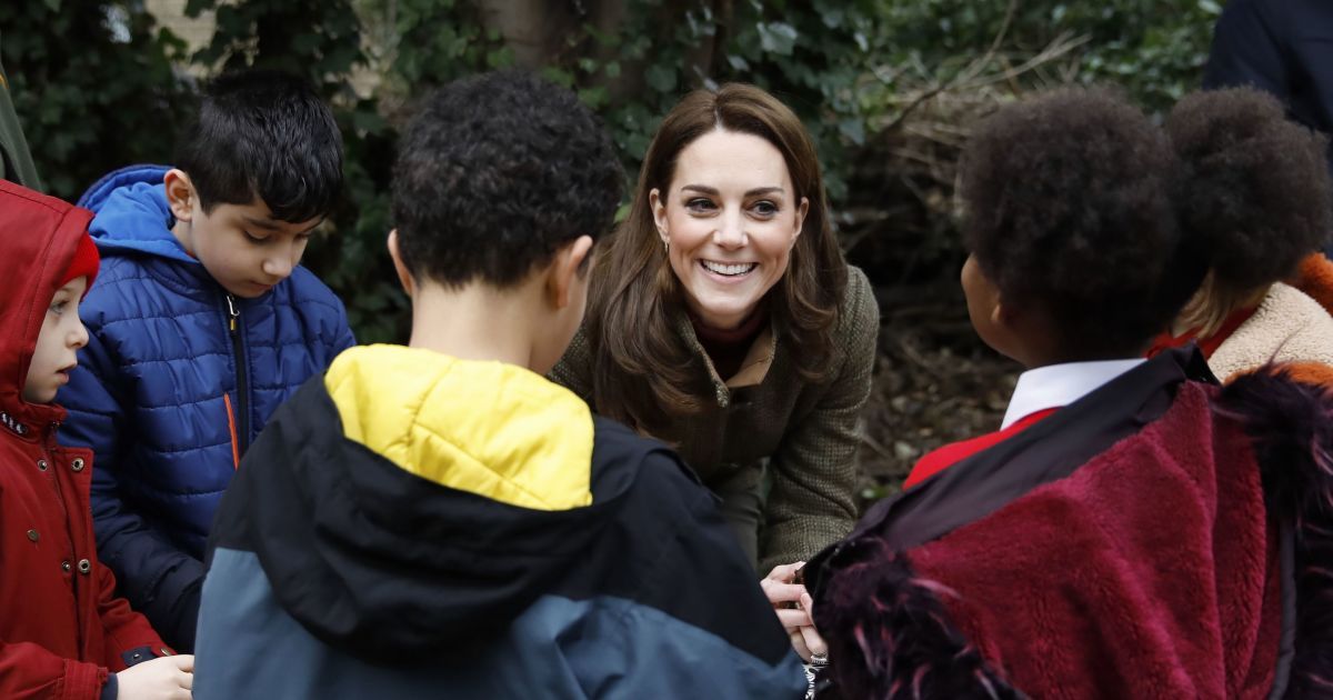 Улыбающаяся Кейт Миддлтон в грубых ботинках осуществила первый сольный выход в новом году