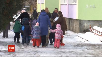 Воровка в яслях: в Житомире воспитательница снимала с детей золотые украшения