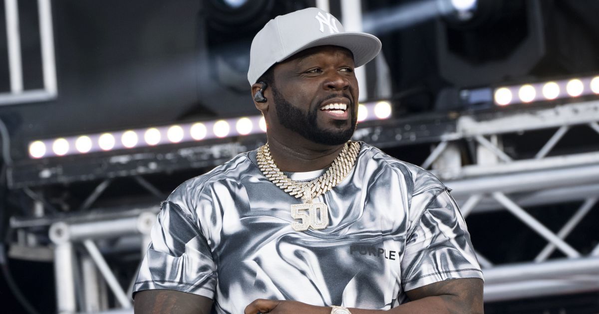 Рэпер 50 Cent во время концерта разбил голову поклонницы