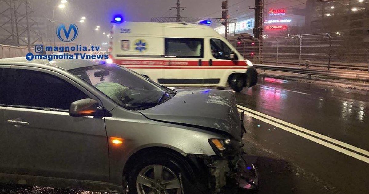 У Києві на слизькій дорозі зіткнулися Mitsubishi та мікроавтобус Mercedes