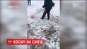На Урале спасатели косили траву, которую уже засыпало снегом