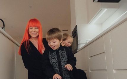 Беременная Светлана Тарабарова устроила забавную фотосессию на кухне с мужем и детьми