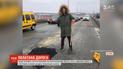 Водії власноруч залатали вибоїни на центральному мосту у Дніпрі