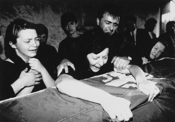 События связанные с войной в Югославии. Родственник Томислава Вуковича плачет на гробе на похоронах этого сербского добровольца в Белграде, 3 августа 1991 г. / © Associated Press