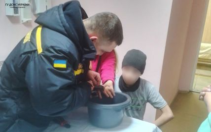 Надел мультитульный ключ на палец: под Киевом спасатели оказали помощь подростку (фото)