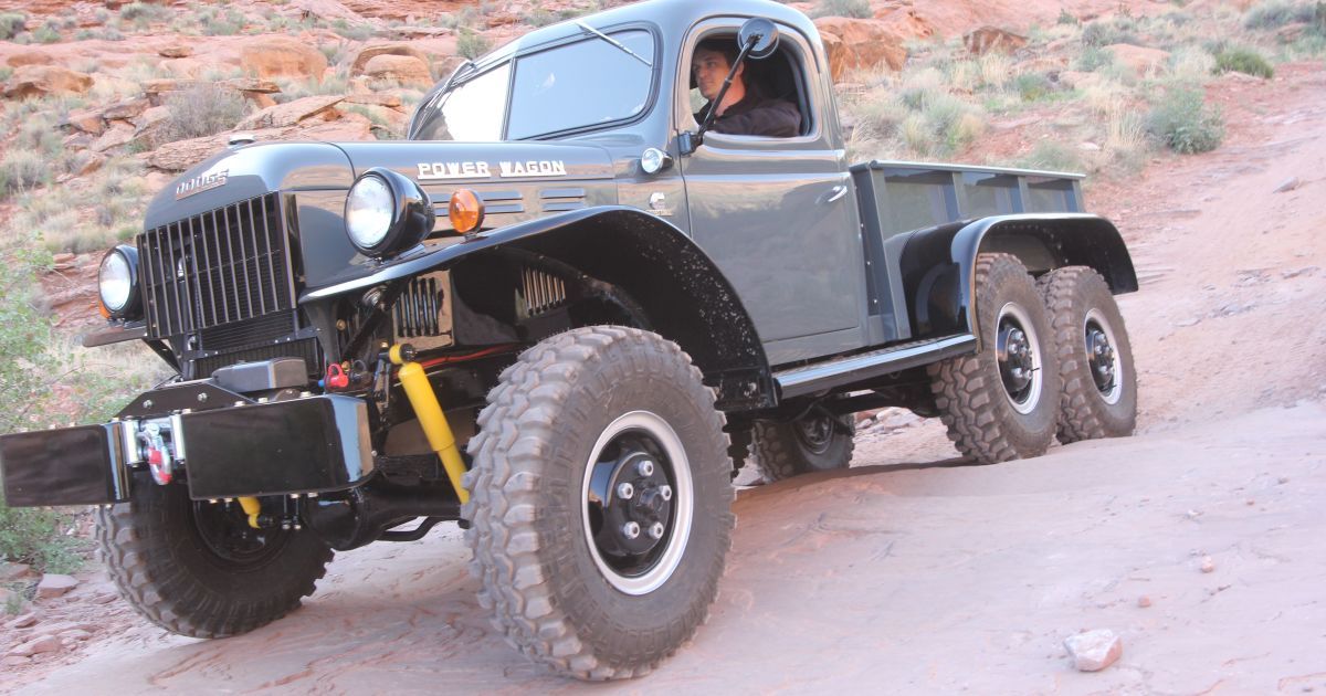 Американские тюнеры построили шестиколесный ретро-пикап Dodge Power Wagon