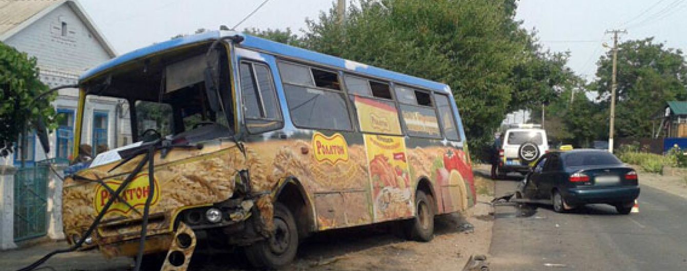 Під Маріуполем Lanos протаранив маршрутку, постраждали пасажири