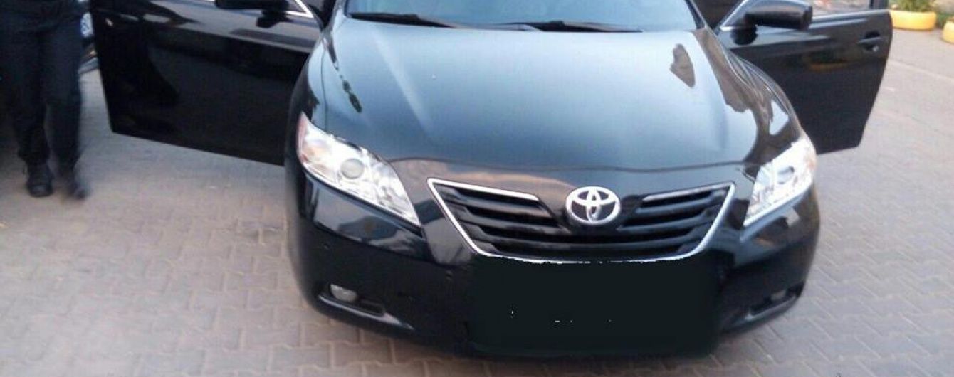 В Одесі молодики на Toyota Camry обстріляли чоловіка