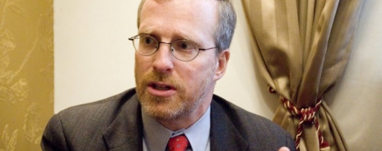 Крамер розповів, хто і як заблокував постачання летального озброєння Україні