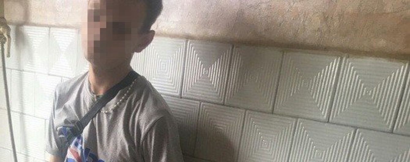 На Луганщині СБУ на гарячому затримала поліцейського, який збував наркотики