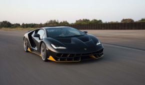 Владельцы Lamborghini Centenario рисковали погибнуть в аварии из-за ошибки в наклейке