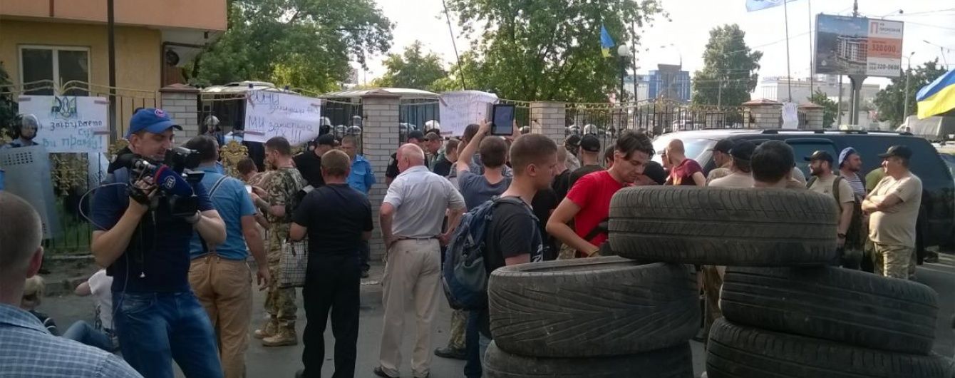 Трьом нападникам на поліцію під час суду над бійцями "Торнадо" оголосили підозру