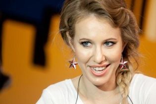 Молода мама Ксенія Собчак розігрує дитячий візок серед фанатів
