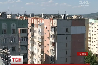 Щасливе падіння з даху 9-поверхівки: рятувальники пояснили, чому дівчина вижила