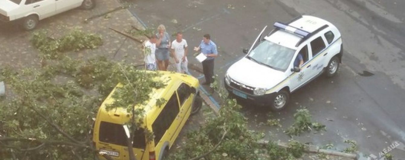 Негода накрила Одеську область: у Затоці впала сцена фестивалю, а блискавка вбила хлопця