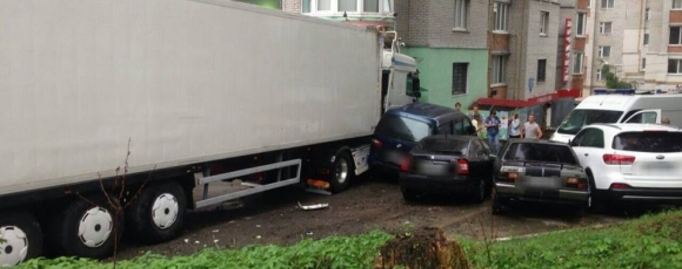 У Хмельницькому фура влетіла у крамницю, знищила 4 автівки і протаранила багатоповерхівку