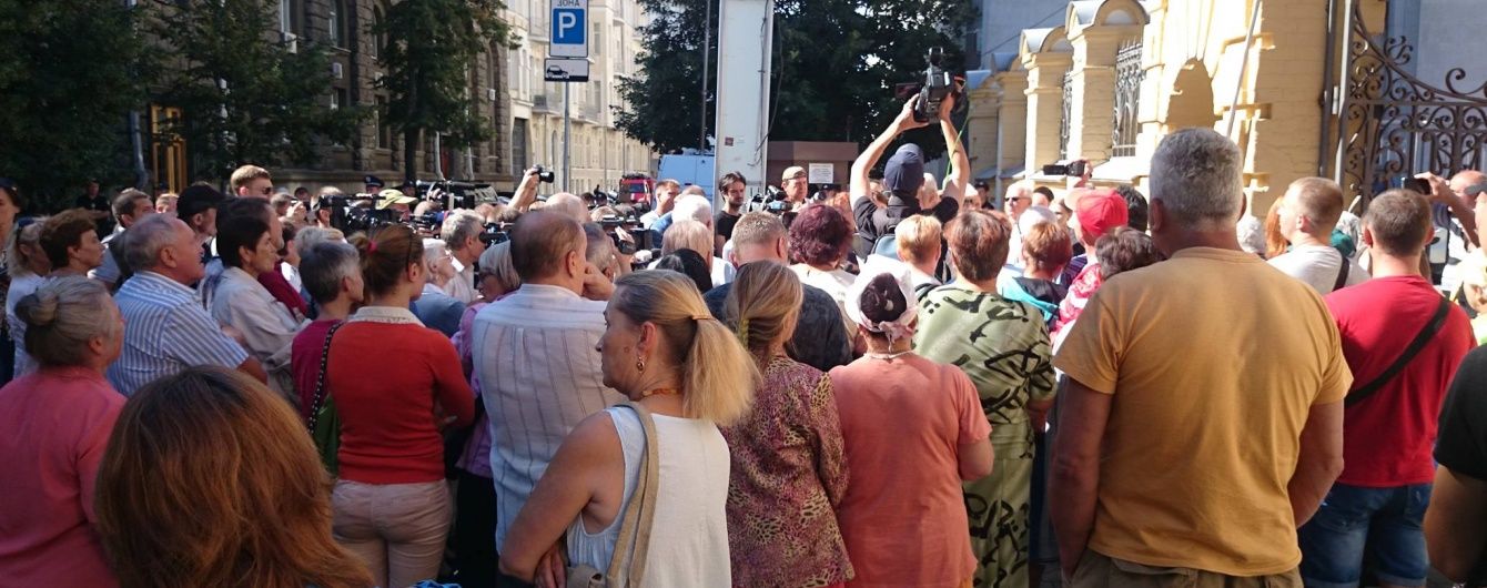 Не кидай своїх. Під Адміністрацією президента мітингують родичі полонених військовослужбовців