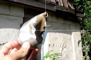 Бойовики на Донбасі потрощили житлові будинки "Градом"
