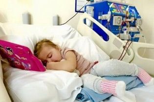 У Великобританії самовідданний батько пожертвував ниркою заради доньки