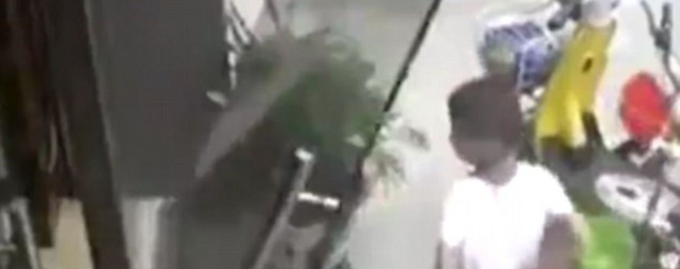 У Мережу потрапило жахливе відео, як скляні двері впали на голову хлопчику