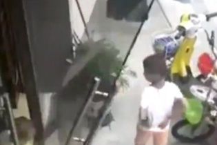 У Мережу потрапило жахливе відео, як скляні двері впали на голову хлопчику