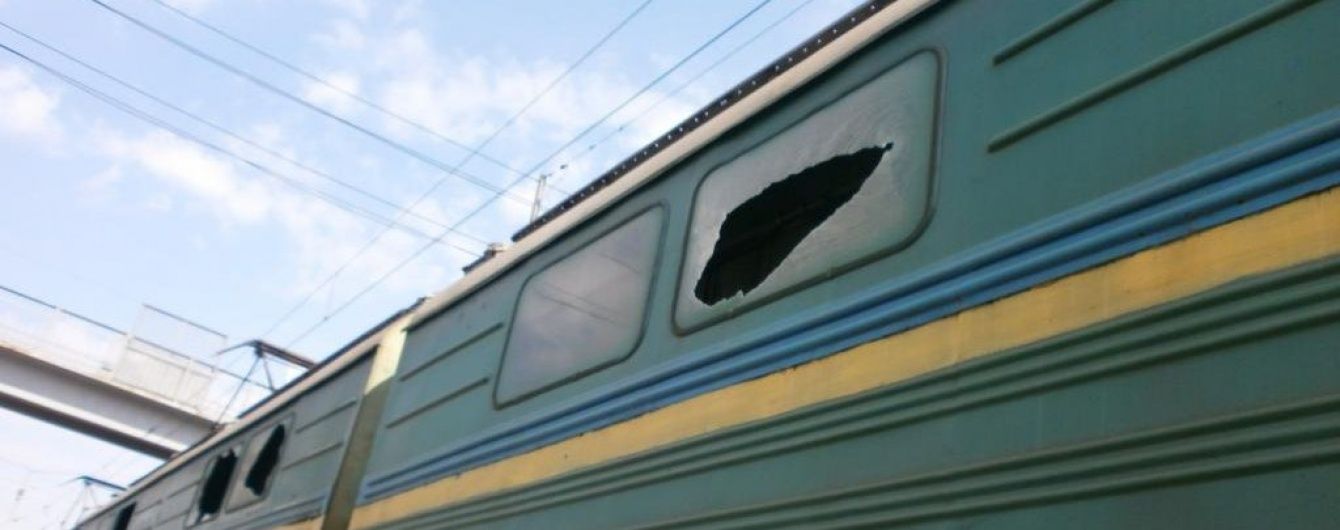 Бойовики в зоні АТО обстріляли локомотиви вантажного потяга