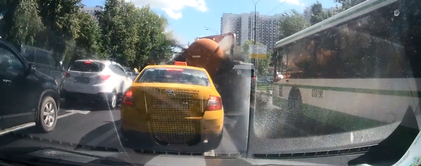 "Ріки лайна". У Москві цистерна з фекаліями лопнула та залила вулицю