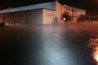 Наслідки негоди у Полтаві: поліція виловила у калюжі 12 автомобільних номерів