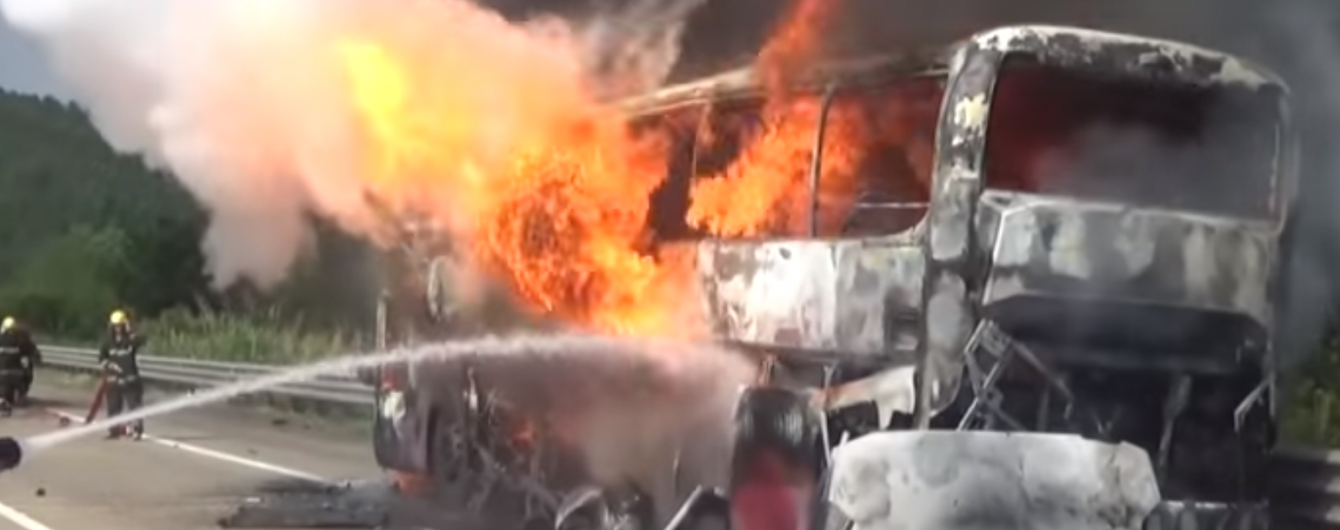 У Китаї автобус з понад 40 пасажирами загорівся під час руху