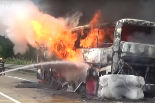 У Китаї автобус з понад 40 пасажирами загорівся під час руху