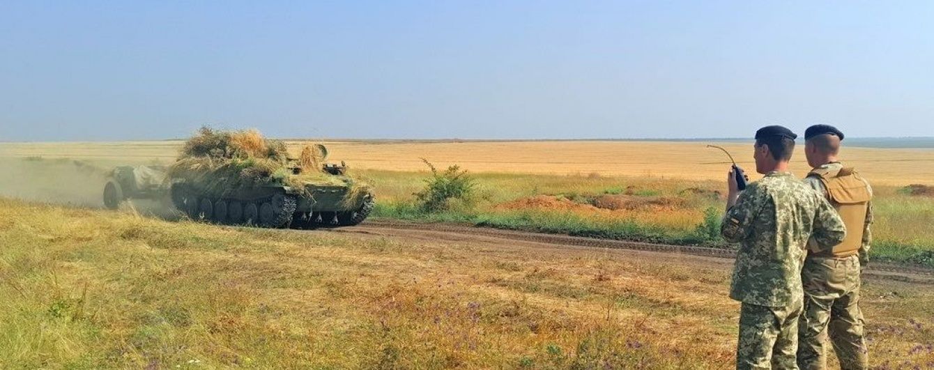 На півдні України стріляють та їздять на танках: морська піхота проводить тренування