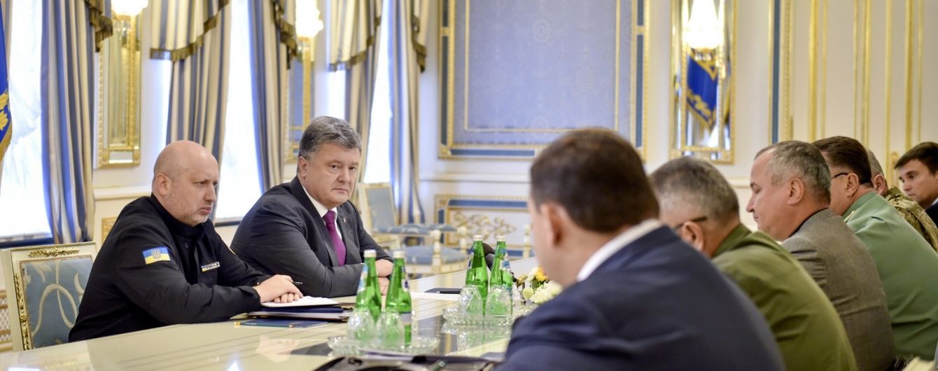 Порошенко наказав привести у посилену бойову готовність підрозділи на адмінмежі з Кримом