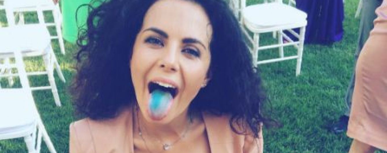 На милицях у міні та з блакитним язиком: Настя Каменських погуляла на весіллі подруги