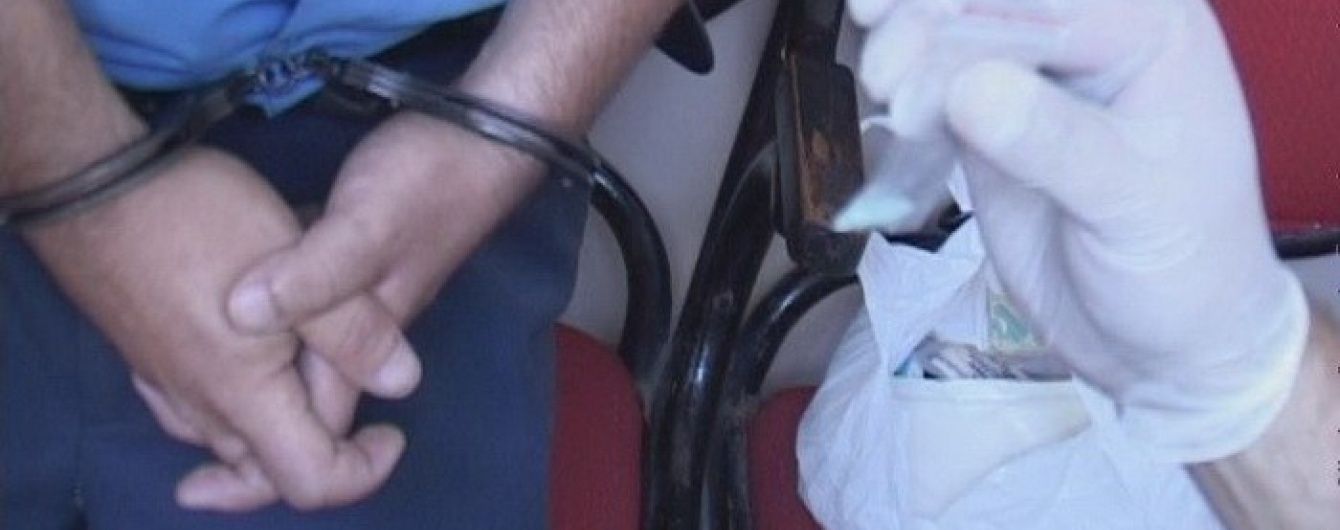 На Дніпропетровщині затримали поліцейського-наркодилера