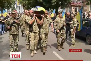 На Донеччині під повстанські пісні поховали молодого "кіборга"