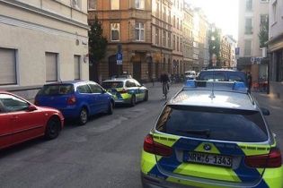 У центрі Кельна невідомі з ножем напали на чоловіка та відкрили вогонь по його авто