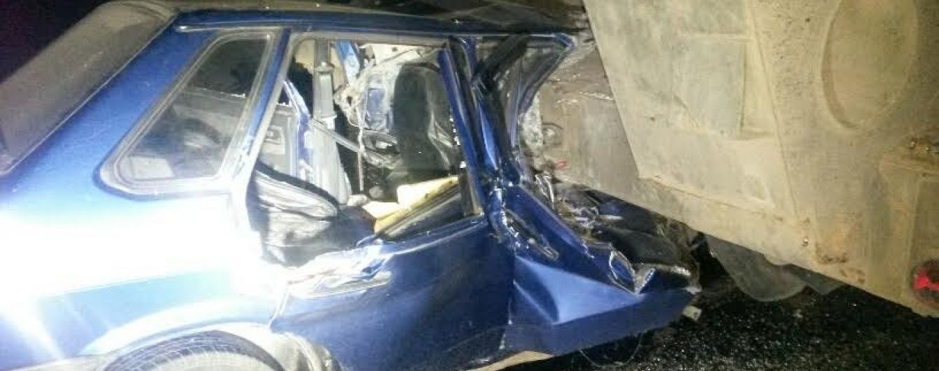 На Донеччині легкове авто в'їхало в тягач з військовою технікою, загинула жінка та дитина